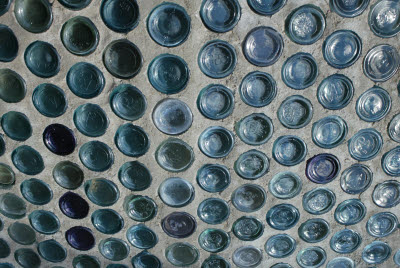 Close up of the Tom Kelly bottle house