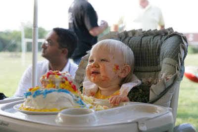 Gunnar eats his birthday cake